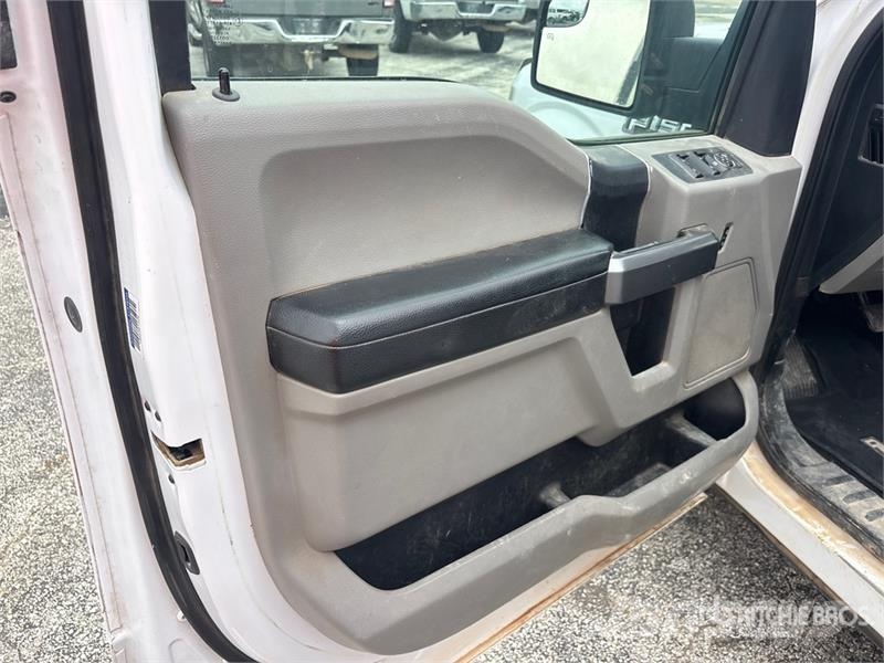 Ford F-150 XLT 4x4 Crew Cab Pickup أخرى