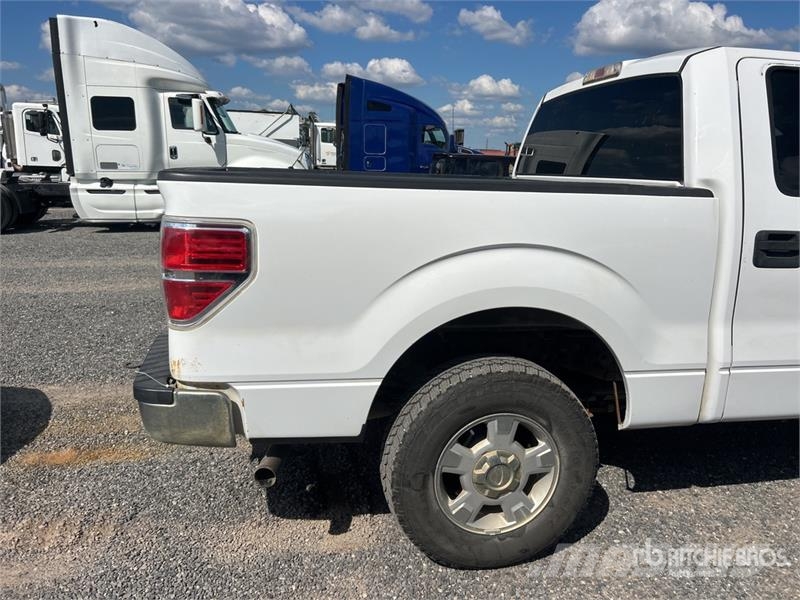 Ford F-150 XLT 4x4 Crew Cab Pickup Egyéb