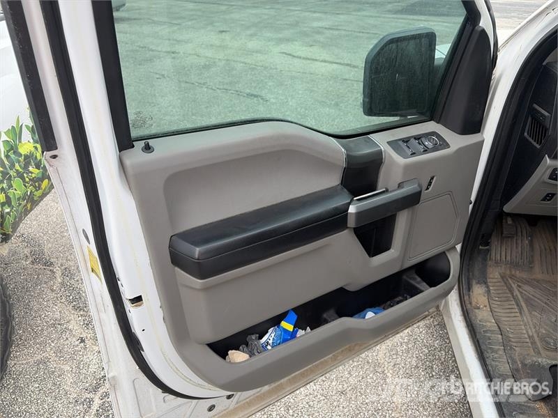 Ford F-150 XLT 4x4 Crew Cab Pickup Інше