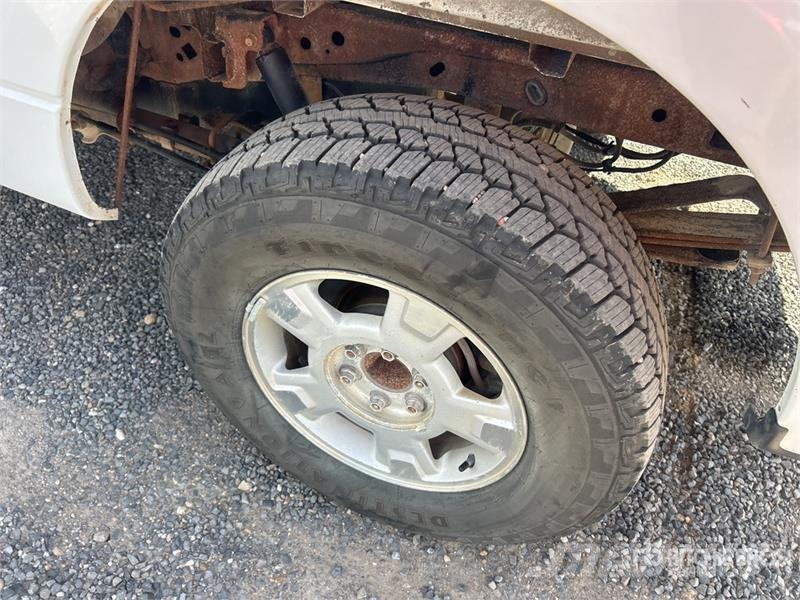 Ford F-150 XLT 4x4 Crew Cab Pickup Egyéb