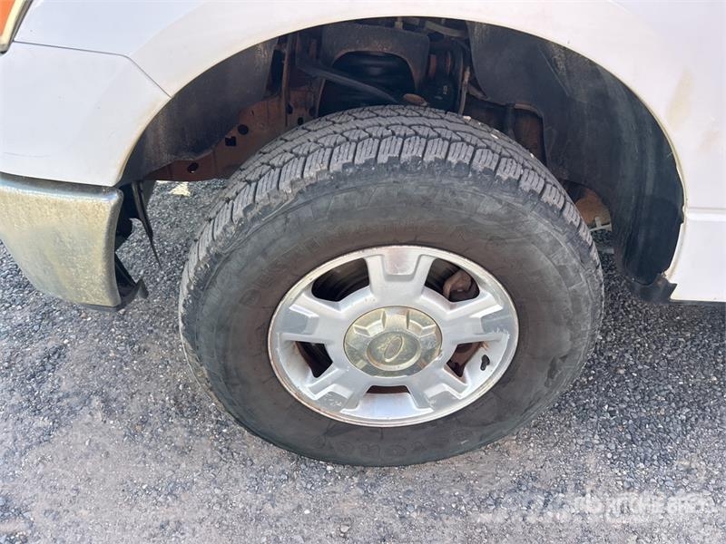 Ford F-150 XLT 4x4 Crew Cab Pickup Egyéb