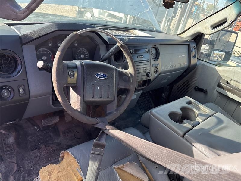 Ford F-250 Pritschenwagen/Pritschenwagen mit Seitenklappe
