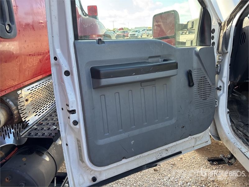 Ford F-250 Pritschenwagen/Pritschenwagen mit Seitenklappe