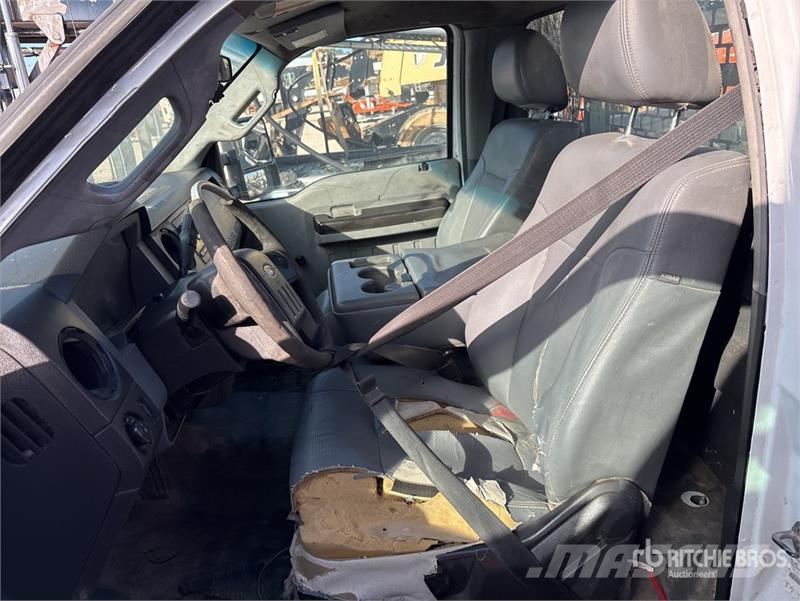 Ford F-250 Pritschenwagen/Pritschenwagen mit Seitenklappe