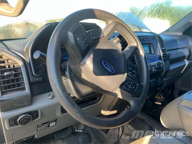 Ford F-250 Tovornjaki s kesonom/platojem