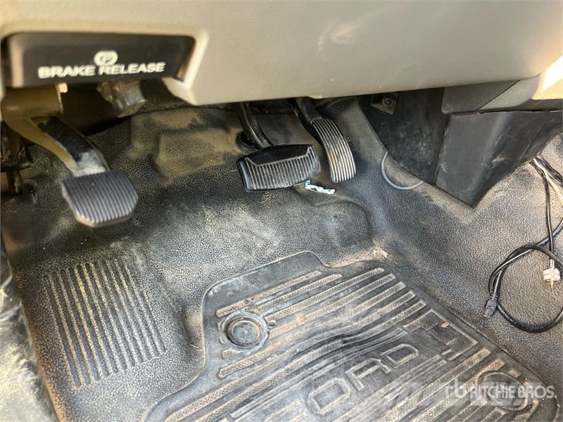 Ford F-250 Tovornjaki s kesonom/platojem
