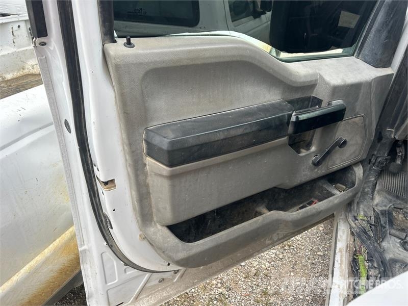 Ford F-250 4x2 Crew Cab Pickup Прочие фургоны
