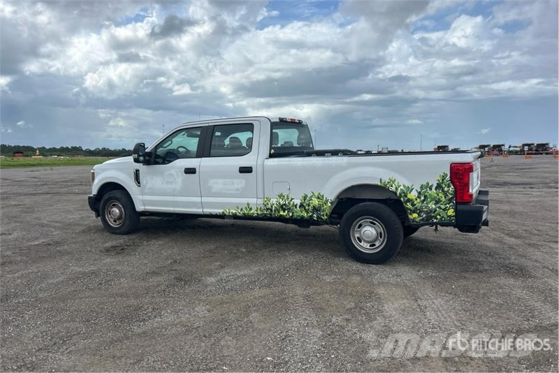 Ford F-250 4x2 Crew Cab Pickup Muu