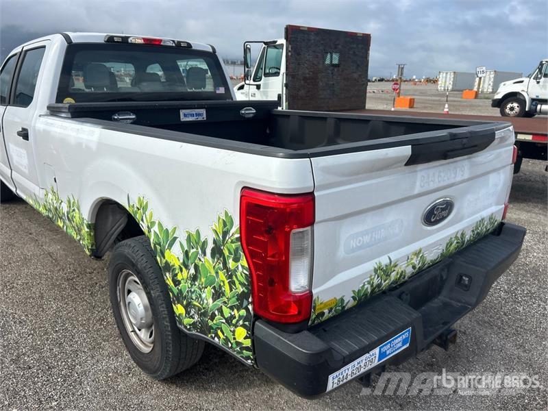 Ford F-250 4x2 Crew Cab Pickup Muu