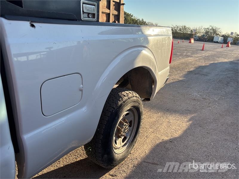 Ford F-250 4x2 Crew Cab Pickup Ostalo