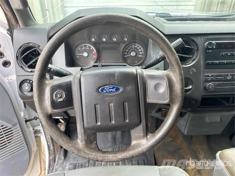 Ford F-250 4x2 Crew Cab Pickup 其他