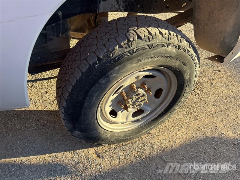 Ford F-250 4x2 Crew Cab Pickup Ostalo