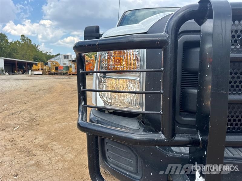 Ford F-250 4x2 Crew Cab Pickup 其他