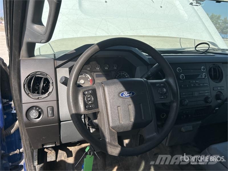 Ford F-250 4x2 Crew Cab Pickup Furgoni altro