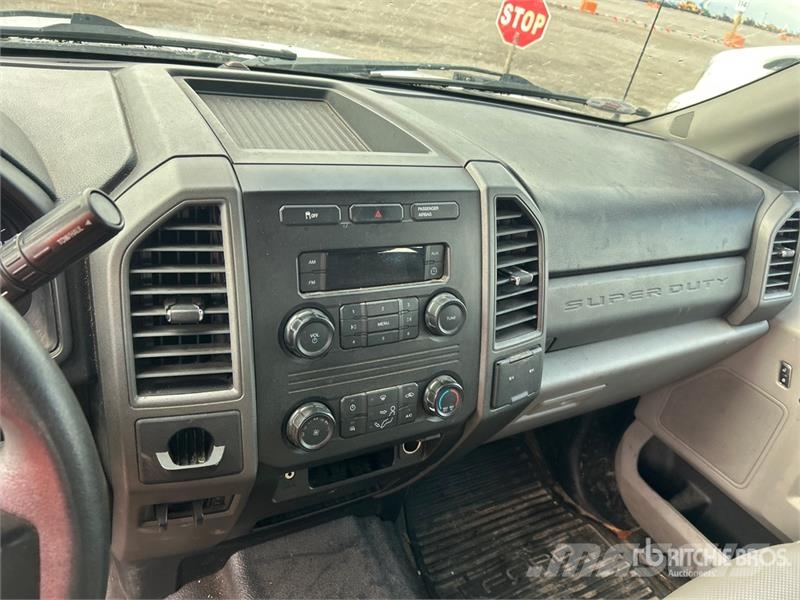Ford F-250 4x2 Crew Cab Pickup Muu