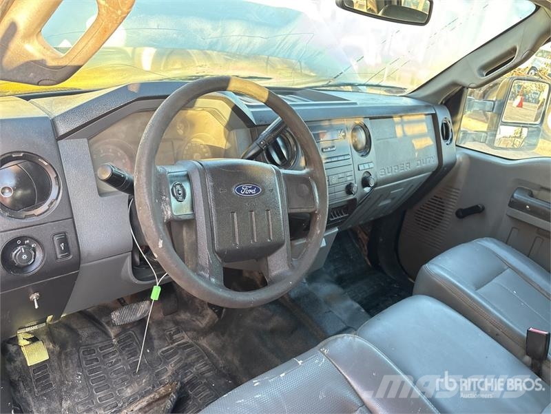 Ford F-250 4x2 Crew Cab Pickup Ostalo