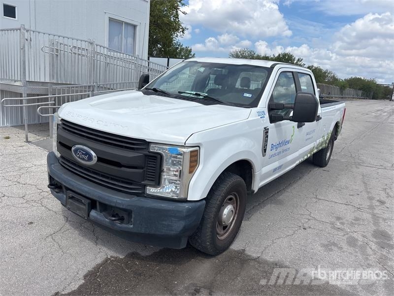 Ford F-250 4x2 Crew Cab Pickup Outro