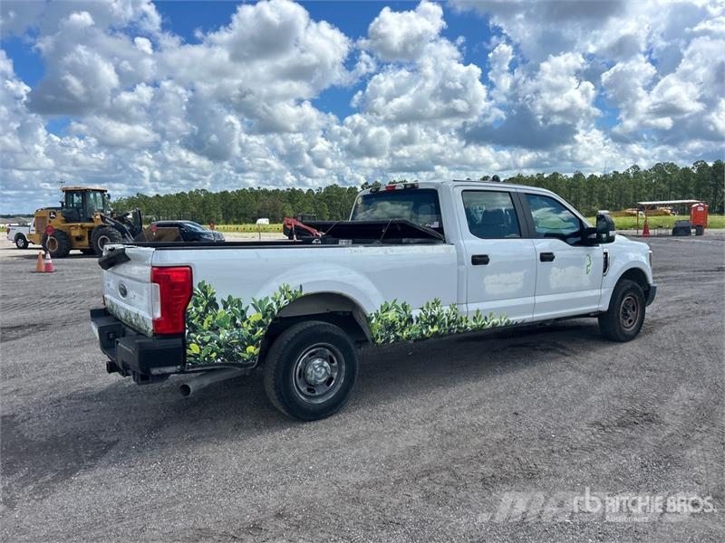 Ford F-250 4x2 Crew Cab Pickup Otras furgonetas