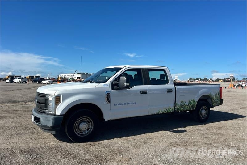 Ford F-250 4x2 Crew Cab Pickup Ostalo