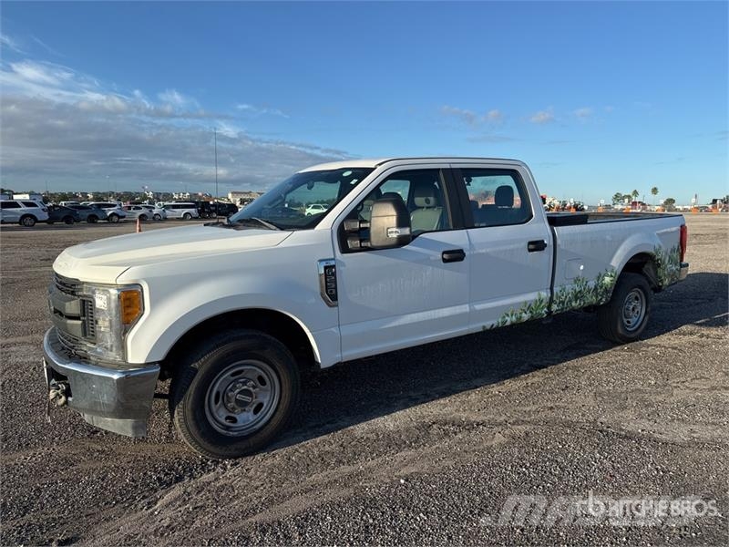 Ford F-250 4x2 Crew Cab Pickup Anders