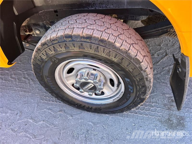 Ford F-250 4x2 Crew Cab Pickup Прочие фургоны