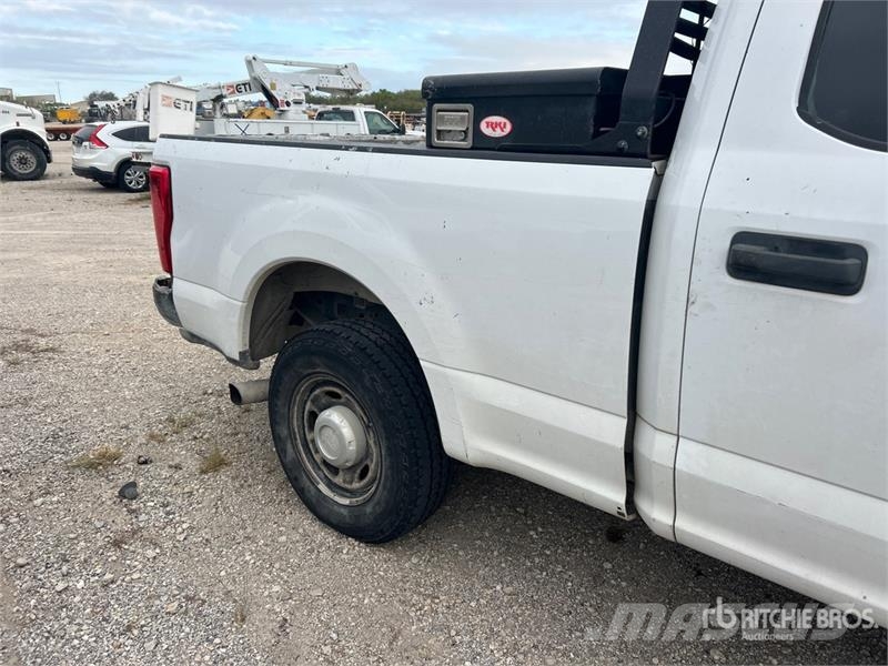 Ford F-250 4x2 Crew Cab Pickup Прочие фургоны