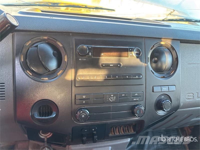 Ford F-250 4x2 Crew Cab Pickup Ostalo