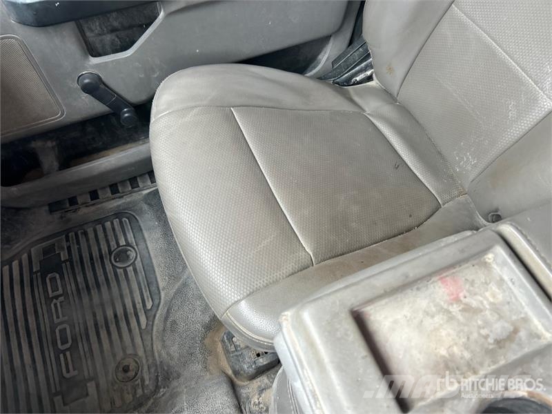 Ford F-250 4x2 Crew Cab Pickup Прочие фургоны