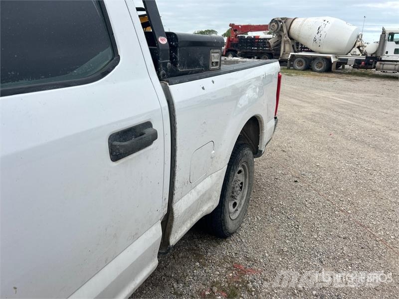 Ford F-250 4x2 Crew Cab Pickup Прочие фургоны