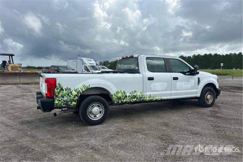 Ford F-250 4x2 Crew Cab Pickup Muu
