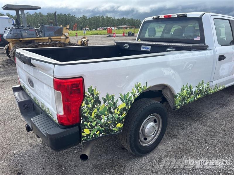 Ford F-250 4x2 Crew Cab Pickup Muu