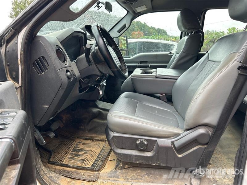 Ford F-250 4x2 Crew Cab Pickup Outros