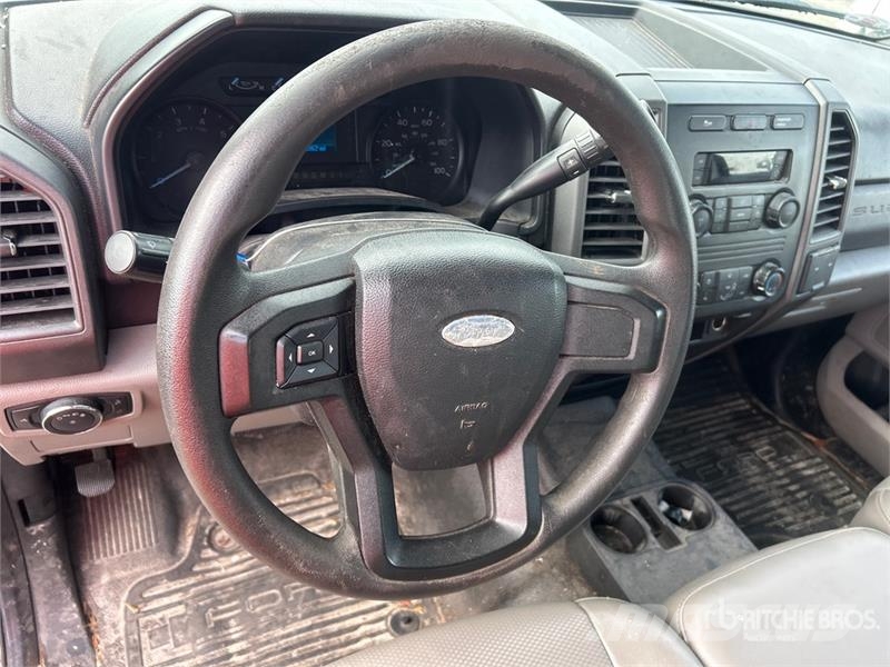 Ford F-250 4x2 Crew Cab Pickup Muu