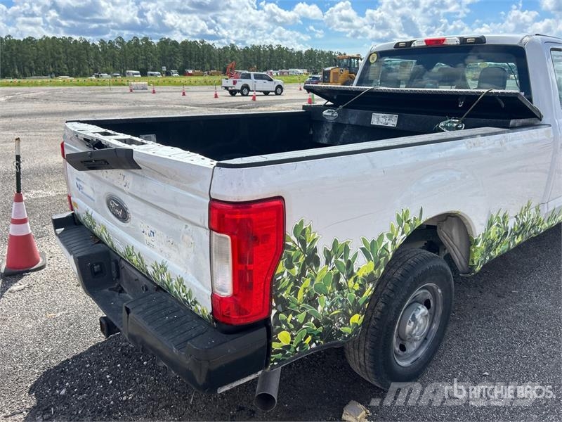 Ford F-250 4x2 Crew Cab Pickup Otras furgonetas
