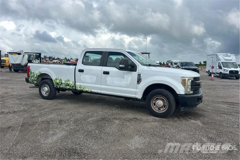Ford F-250 4x2 Crew Cab Pickup Muu