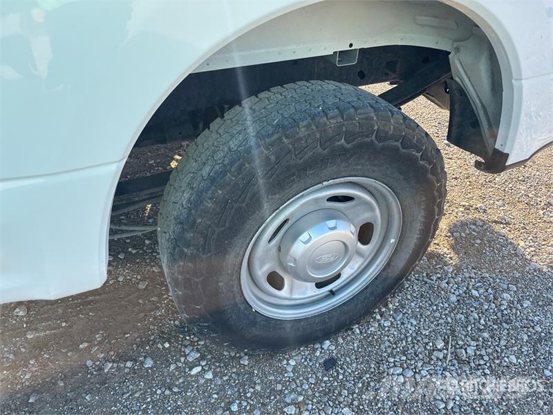 Ford F-250 4x2 Crew Cab Pickup Ostalo
