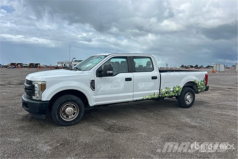 Ford F-250 4x2 Crew Cab Pickup Muu