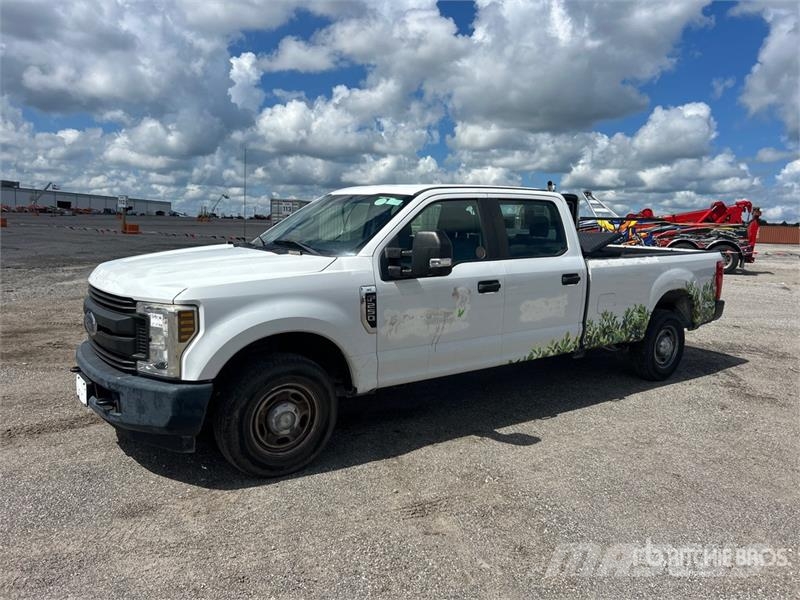 Ford F-250 4x2 Crew Cab Pickup Otras furgonetas