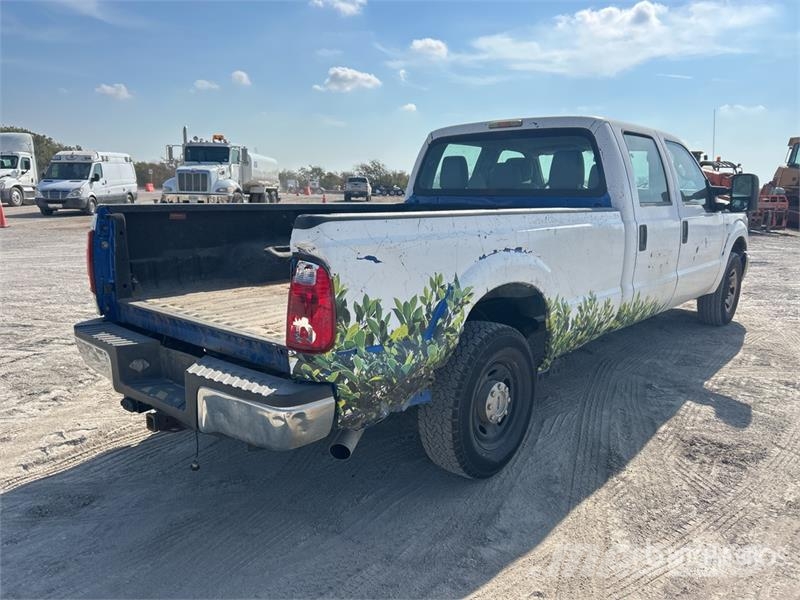 Ford F-250 4x2 Crew Cab Pickup Furgoni altro