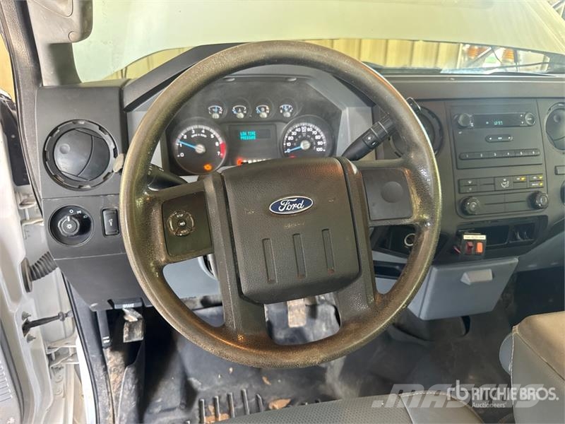Ford F-250 4x2 Crew Cab Pickup 其他