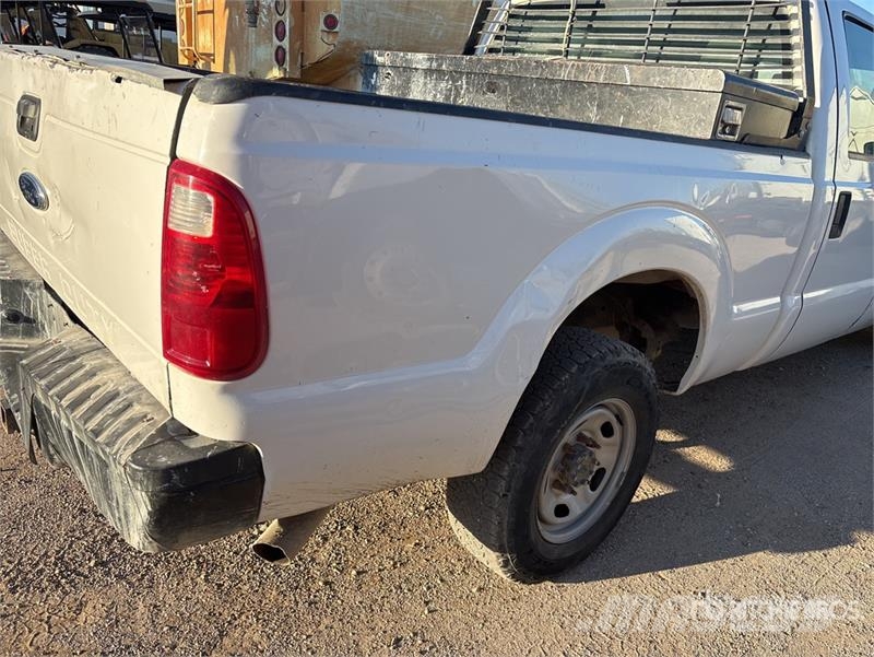 Ford F-250 4x2 Crew Cab Pickup Ostalo