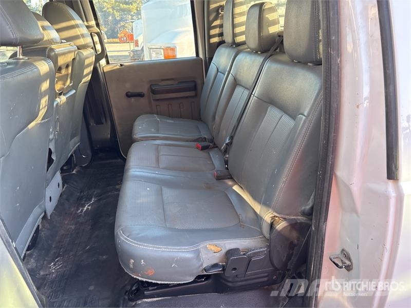 Ford F-250 4x2 Crew Cab Pickup Ostalo