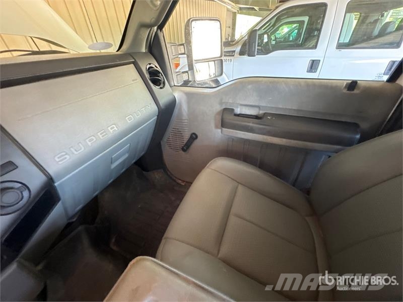 Ford F-250 4x2 Crew Cab Pickup 其他