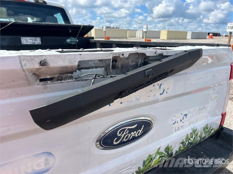 Ford F-250 4x2 Crew Cab Pickup Otras furgonetas