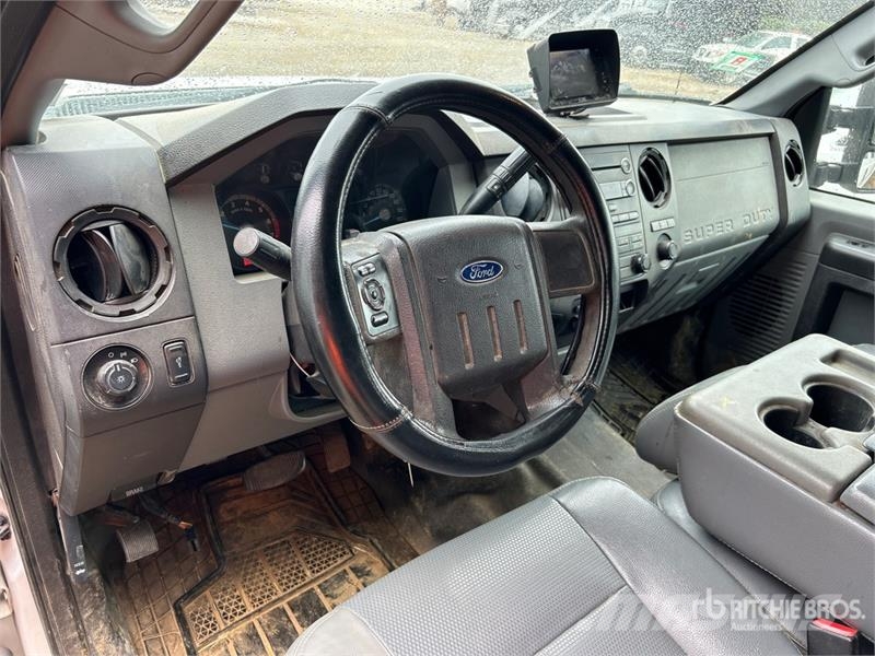 Ford F-250 4x2 Crew Cab Pickup Outros