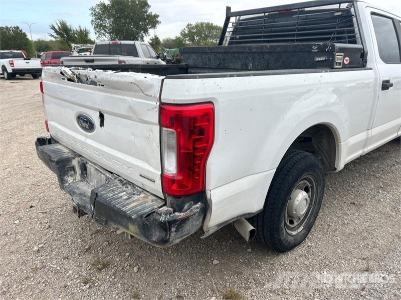 Ford F-250 4x2 Crew Cab Pickup Прочие фургоны
