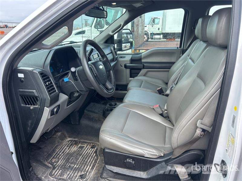 Ford F-250 4x2 Crew Cab Pickup Muu