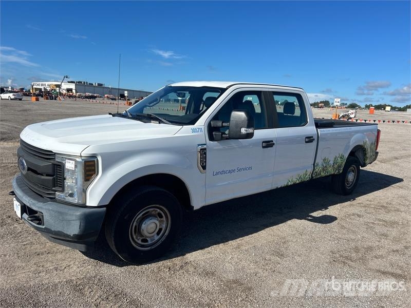 Ford F-250 4x2 Crew Cab Pickup Ostalo