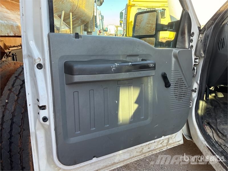 Ford F-250 4x2 Crew Cab Pickup Ostalo