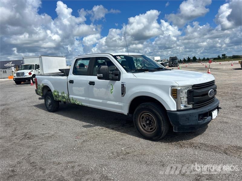 Ford F-250 4x2 Crew Cab Pickup Otras furgonetas